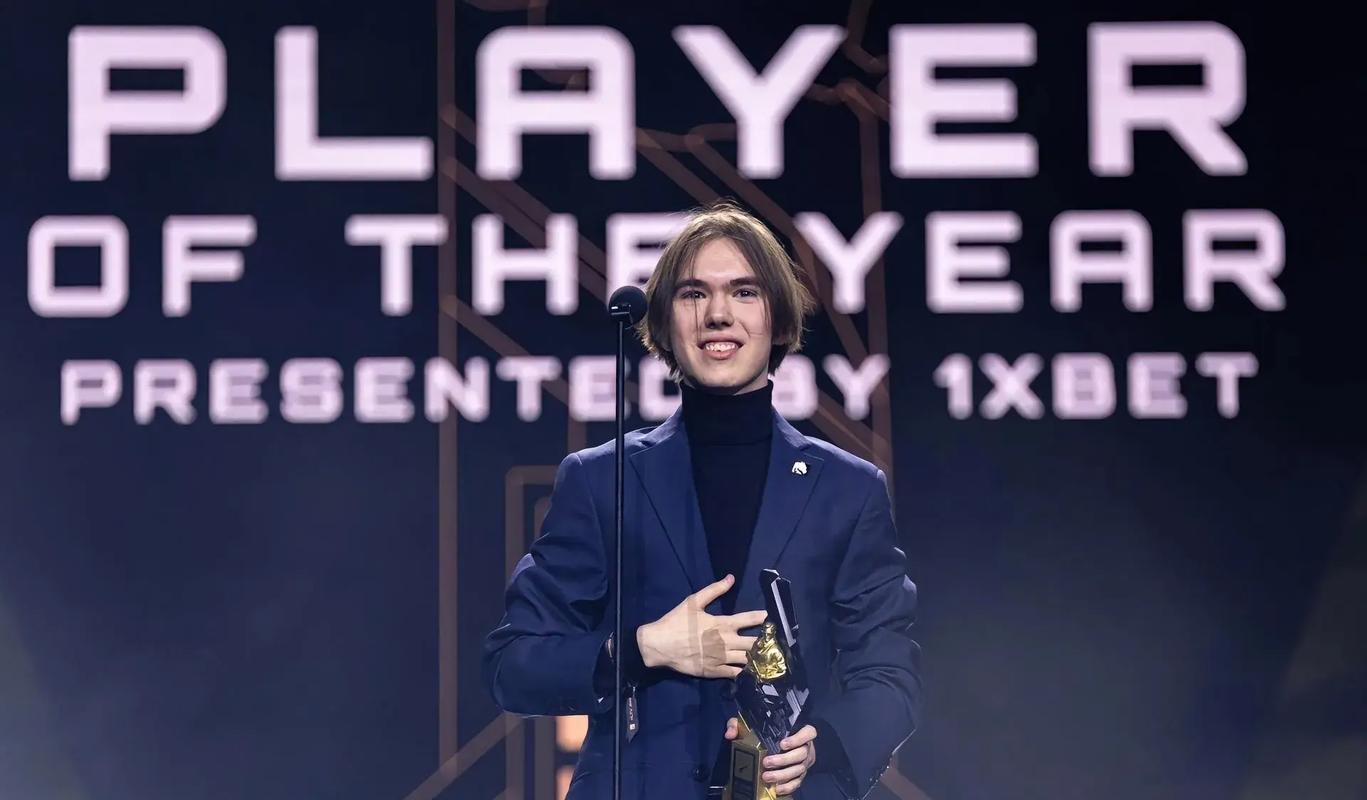 韩轶透露：[ xiye ]将在传奇杯结束后重新加入[ Top Esports ]担任教练。