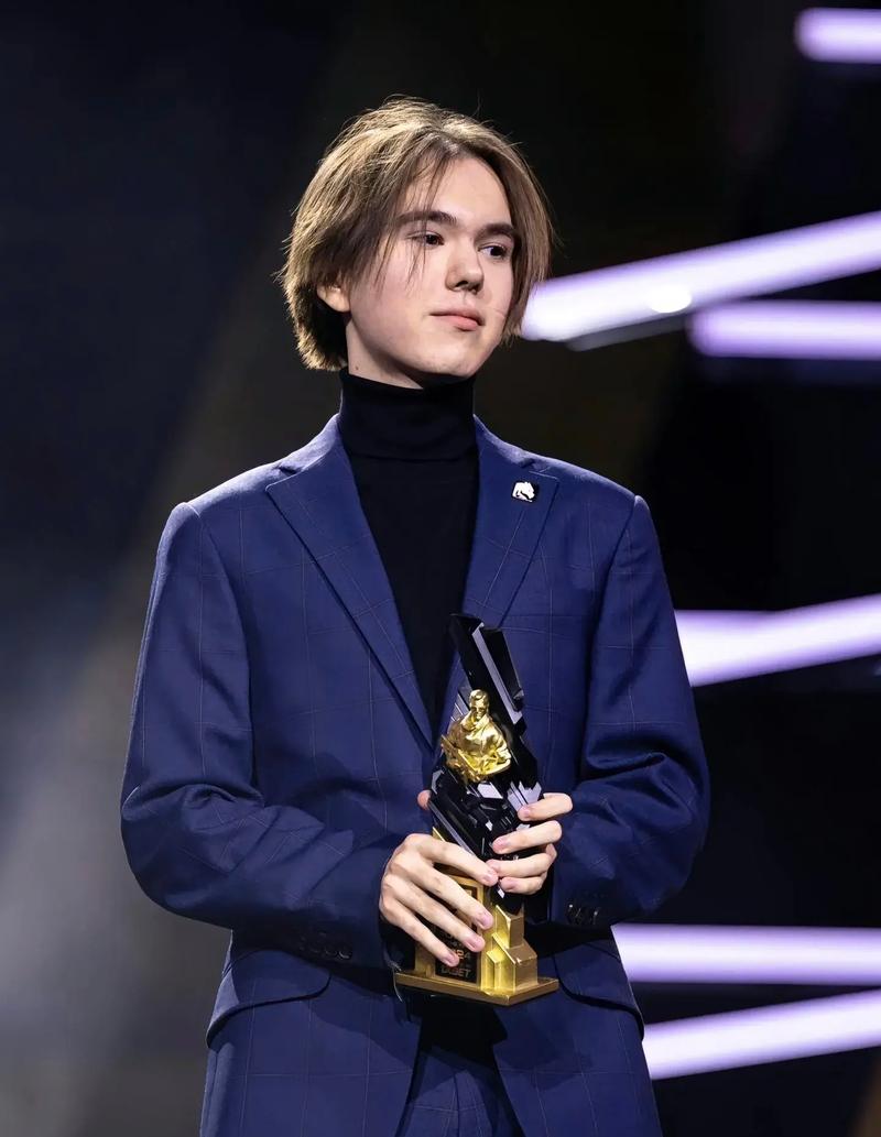 TES官博发布xiye生日返图：开启苏哥的新岁奇遇